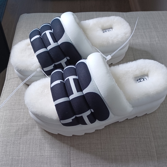 UGG Maxi Slide Logo Women's Slides Slippers White & Black UGG Logo Size 7 New - Picture 4 of 11